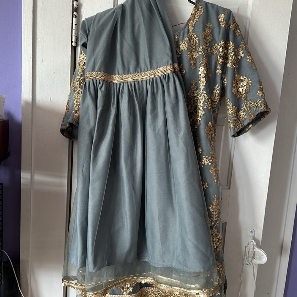 Lashkaraa Dusty Blue 3 piece gharara suit - Picture 4 of 4